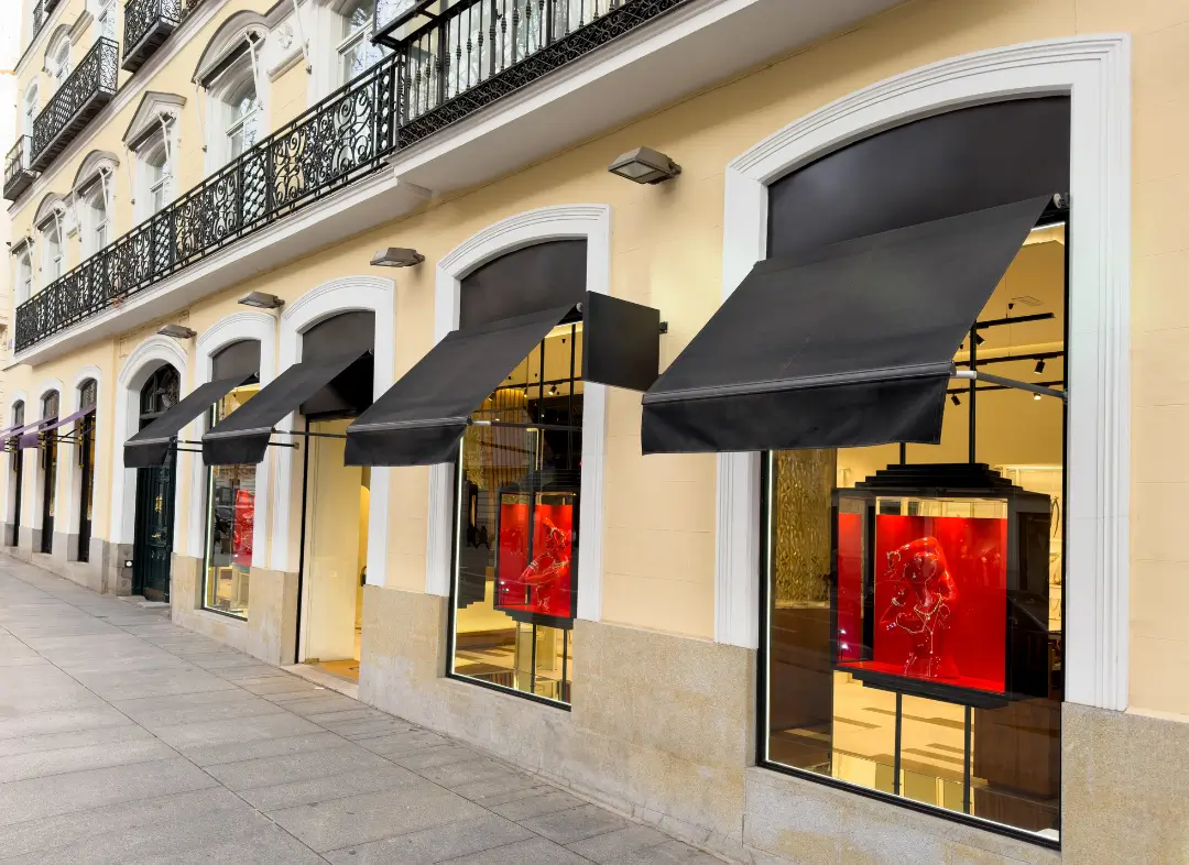 Façade vitrine de magasin en aluminium sur mesure à Villefranche-sur-Saône